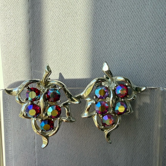 Vintage Sarah Coventry Aurora Borealis (iridescent) Clip-on Earrings - Picture 4 of 9